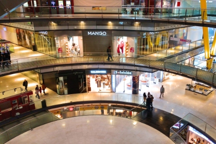 Centro commerciale con negozi su più livelli.