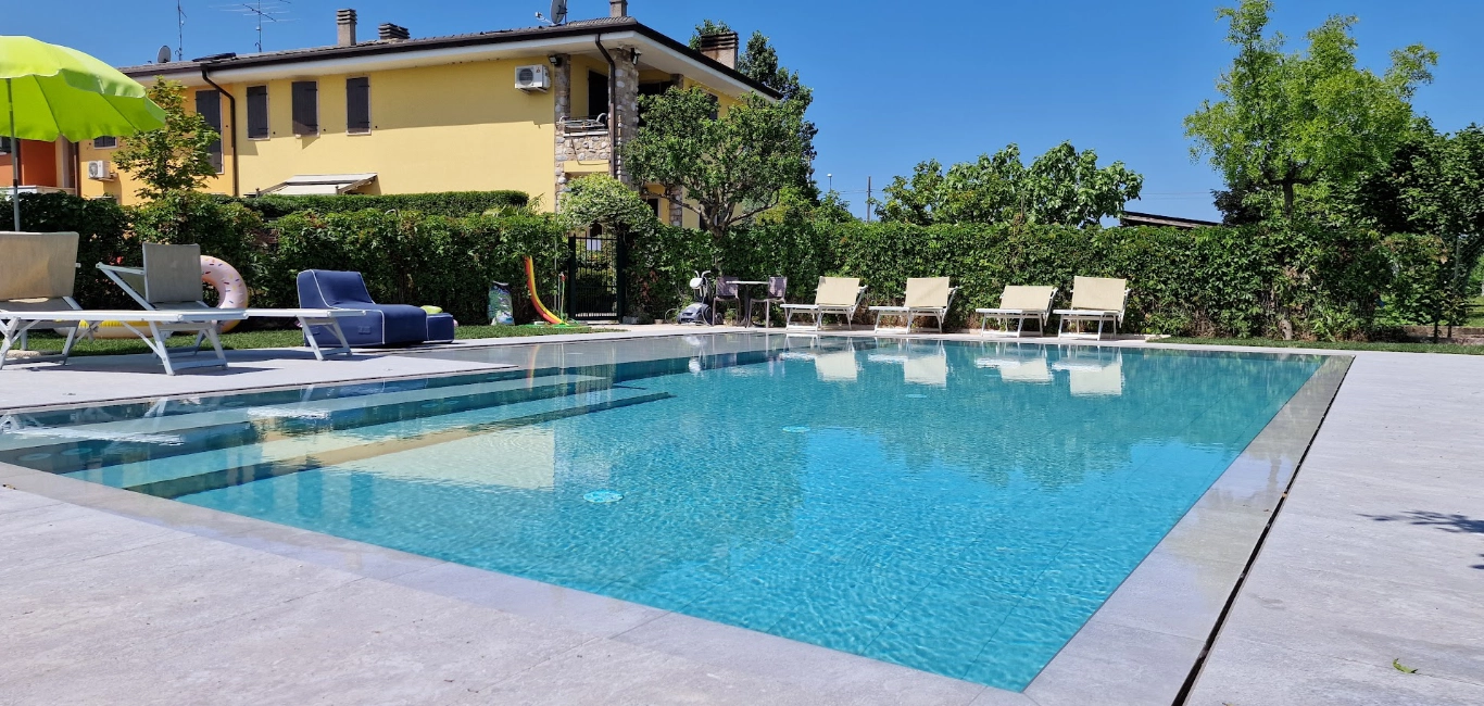 Piscina all'aperto in giardino soleggiato