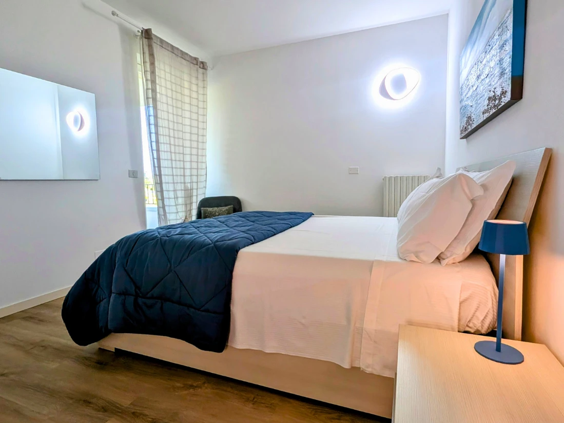 Camera da letto moderna con letto matrimoniale
