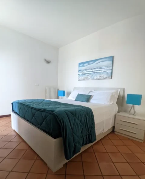 Camera da letto moderna con letto matrimoniale