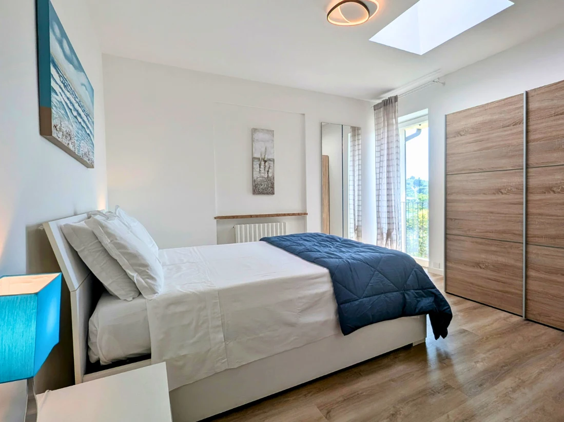 Camera da letto moderna con letto matrimoniale bianco