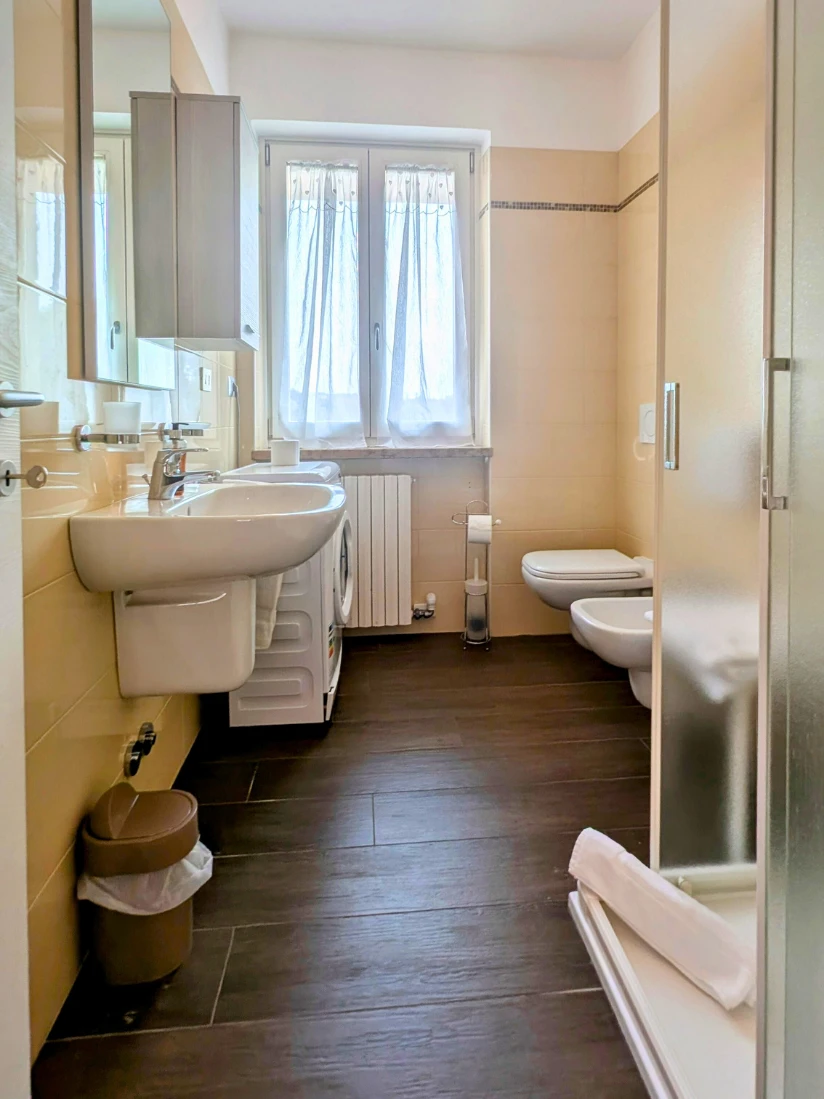 Bagno moderno con lavandino, bidet e WC.